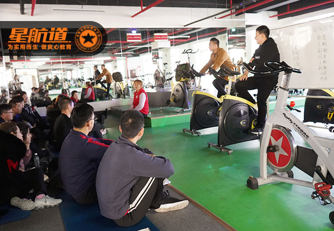 选择重庆健身学院应该注意什么?
