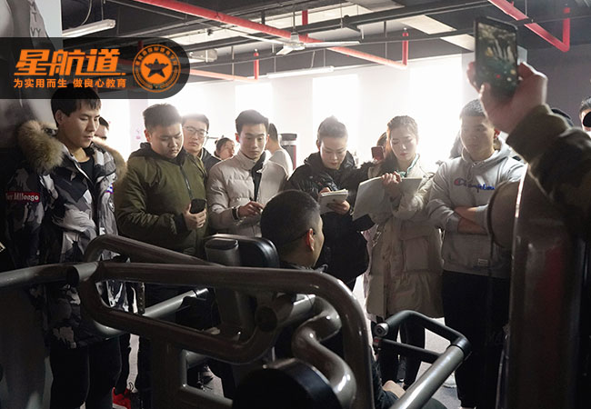 想学健身教练，北京的健身教练培训学院多少钱？