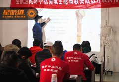 上海健身培训班中，通过哪家健身教练学校可以考取健身教练证？
